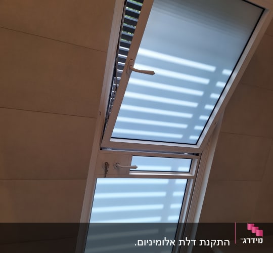 חלון אלומיניום עם תריסים פתוחים